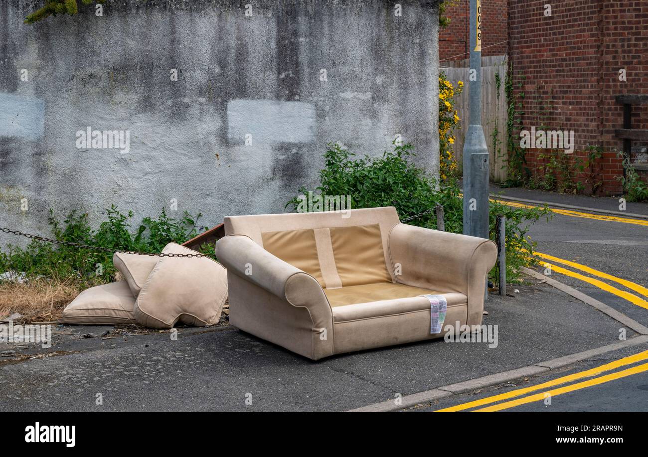 Fly Tipping – i mobili sono stati scaricati e sono stati spostati all'angolo di una strada in una zona residenziale della città Foto Stock