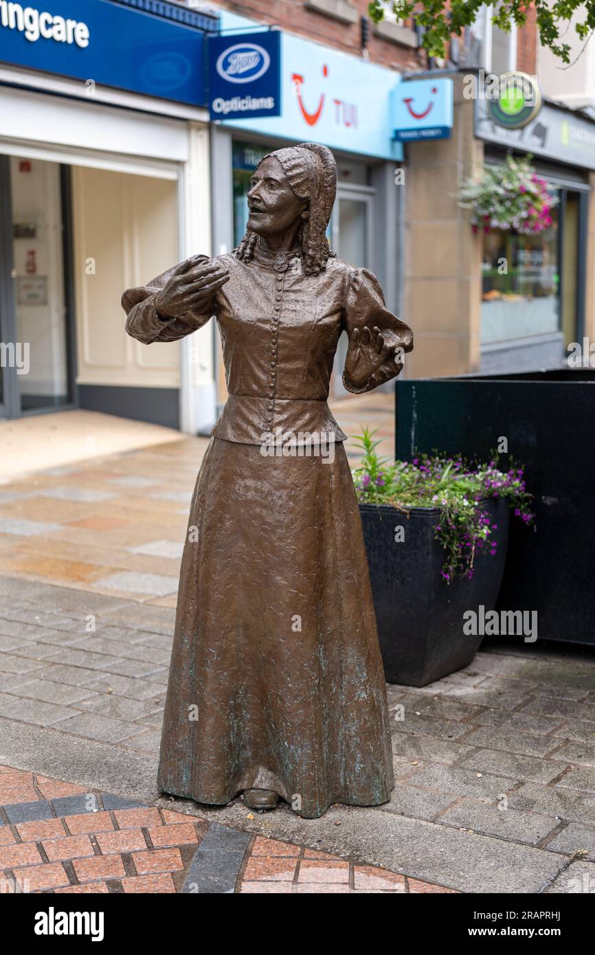 Statua di Elizabeth Clarke Wolstenholme-Elmy, attivista suffragista della destra femminile - una figura chiave del movimento suffragette. Congleton, Cheshire East. Foto Stock