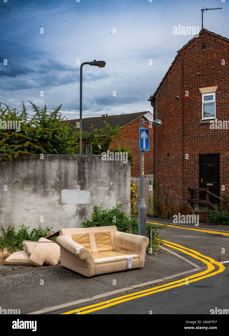 Fly Tipping – i mobili sono stati scaricati e sono stati spostati all'angolo di una strada in una zona residenziale della città Foto Stock