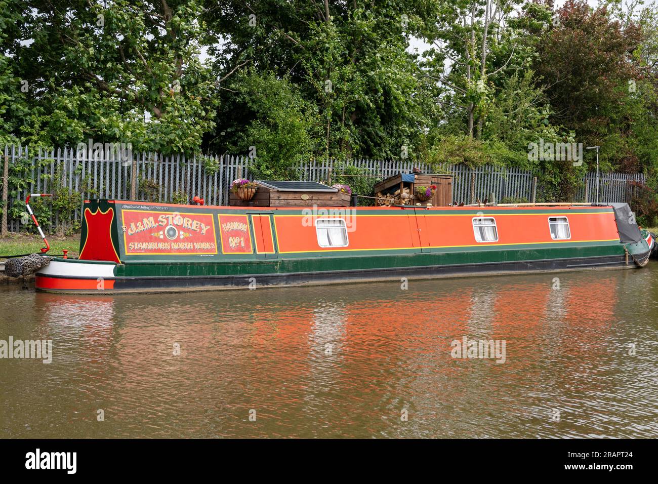 Barca stretta o barca sul canale ormeggiata sul Trent e Mersey Canal a Middlewich, Cheshire, Regno Unito. Foto Stock