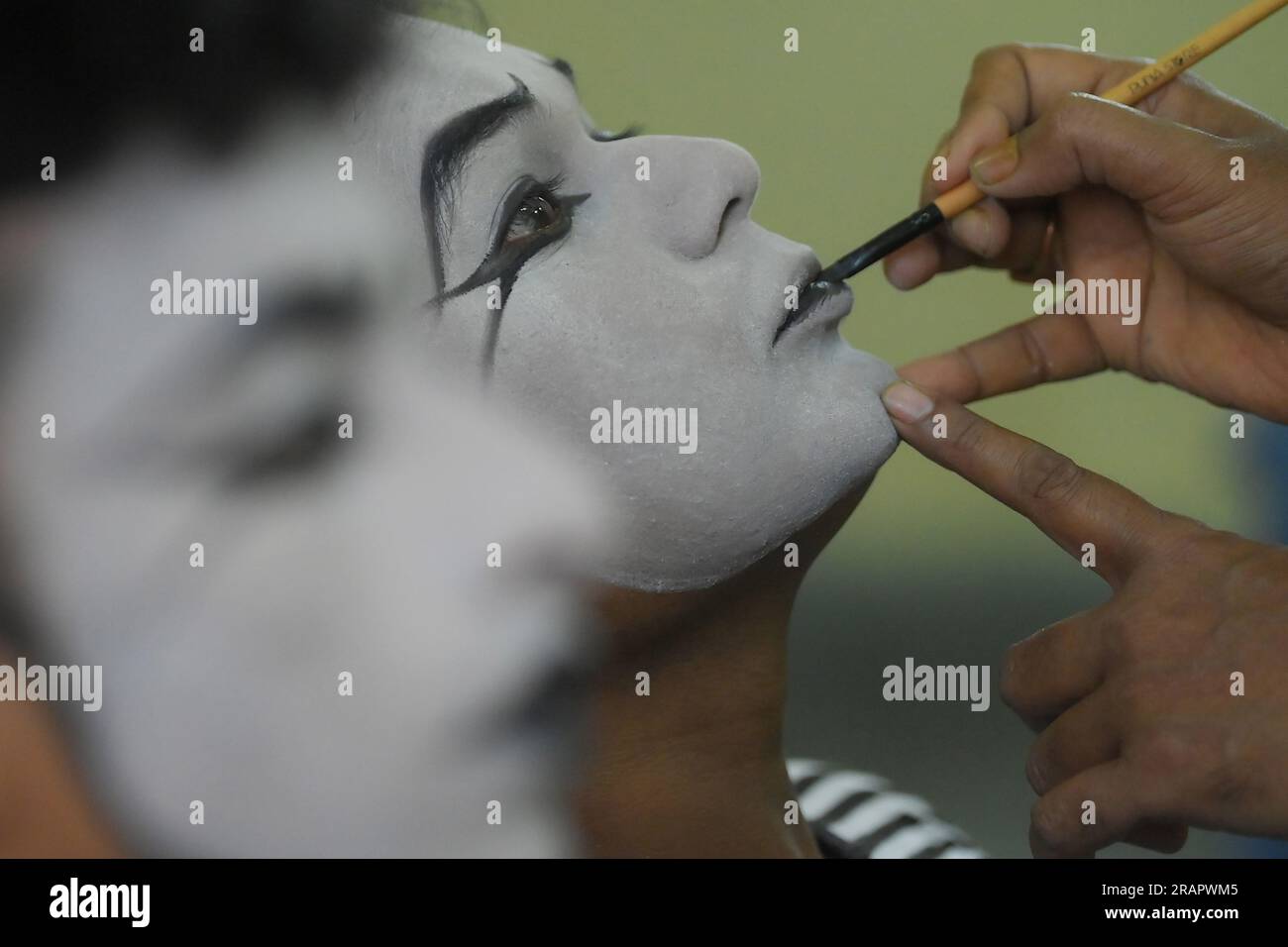 Gli artisti MIME di un gruppo mimo, 'Sur-Pancham', si stanno preparando per una performance in una sala verde di un auditorium ad Agartala. Tripura, India. Foto Stock