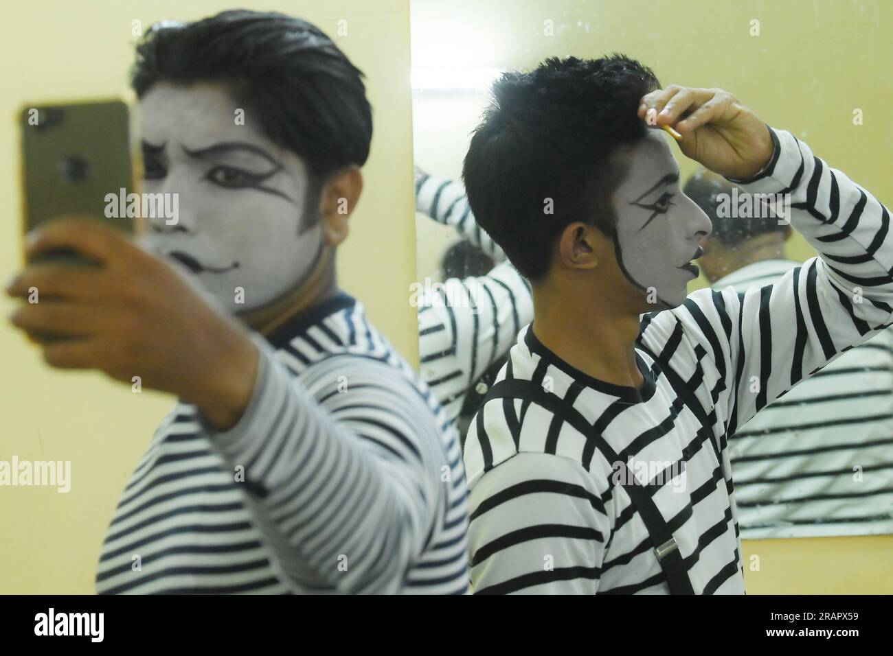 Gli artisti MIME di un gruppo mimo, 'Sur-Pancham', si stanno preparando per una performance in una sala verde di un auditorium ad Agartala. Tripura, India. Foto Stock