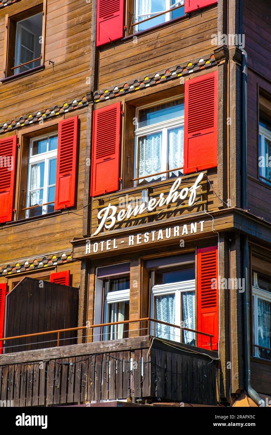 Esterno dello chalet hotel Bernerhof in stile svizzero con persiane rosse sulla strada principale (Dorfstrasse) di Wengen, Svizzera Foto Stock