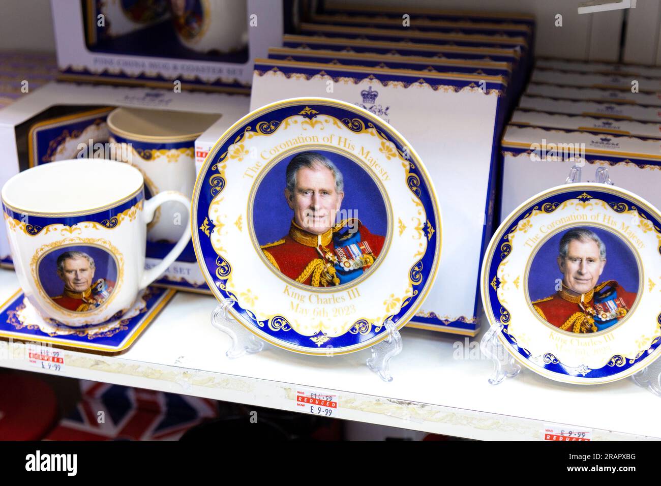 Piatti di porcellana e tazze ricordo di re Carlo in un negozio di souvenir Foto Stock