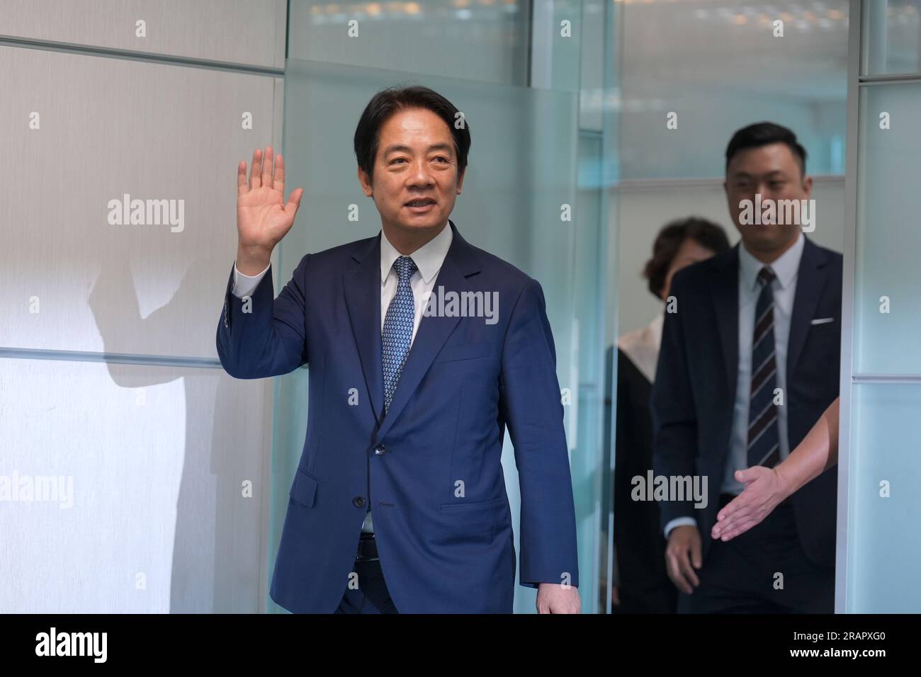 Taipei, Taiwan. 5 luglio 2023. Lai Ching-te (L), vicepresidente taiwanese e candidato del partito al governo, Partito Democratico progressista (DPP), per le elezioni presidenziali del 2024, entrando nella sala prima di una conferenza stampa. (Foto di Walid Berrazeg/SOPA Images/Sipa USA) credito: SIPA USA/Alamy Live News Foto Stock