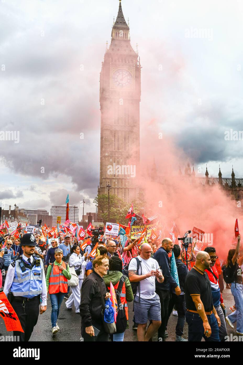 Regno Unito, 5 luglio 2023. I sindacati dell'insegnamento e dell'istruzione, gli insegnanti, i lavoratori dell'istruzione e i loro sostenitori marciano dalla South Bank a Westminster fino al Dipartimento dell'istruzione e terminano in Parliament Square. Centinaia di migliaia di insegnanti appartenenti alla National Education Union (NEU) in Inghilterra sono in sciopero oggi in una controversia in corso sulla retribuzione. Foto Stock