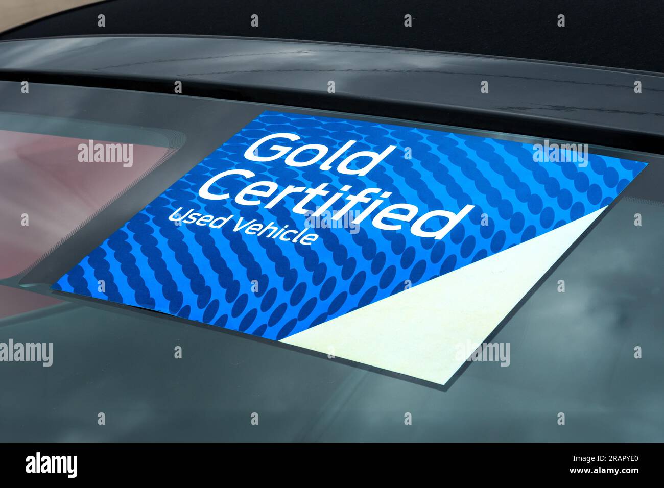 HUDSON, WISCONSIN, USA - 23 APRILE 2023: Etichetta di ispezione per veicoli usati certificata Ford Gold sul parabrezza. Foto Stock