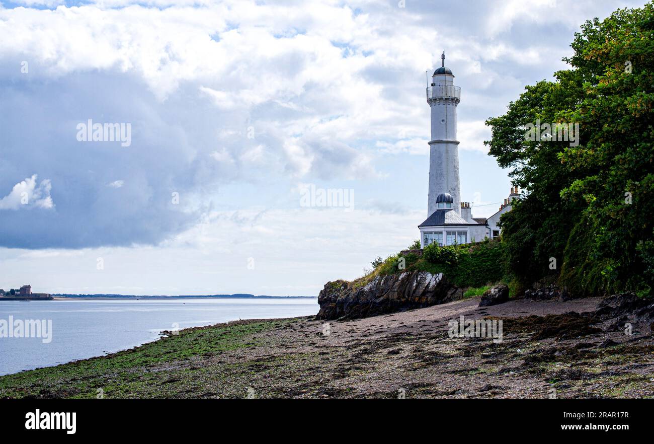 Tayport, Fife, Scozia, Regno Unito. 5 luglio 2023. Meteo Regno Unito: Questa mattina abbiamo visto un mix di nuvoloso e delizioso sole caldo, con temperature che hanno raggiunto i 22 °C nel nord-est della Scozia. Splendide vedute del 1823 Tayport High Lighthouse, comunemente conosciuto come West Lighthouse a Fife, Scozia. Crediti: Dundee Photographics/Alamy Live News Foto Stock