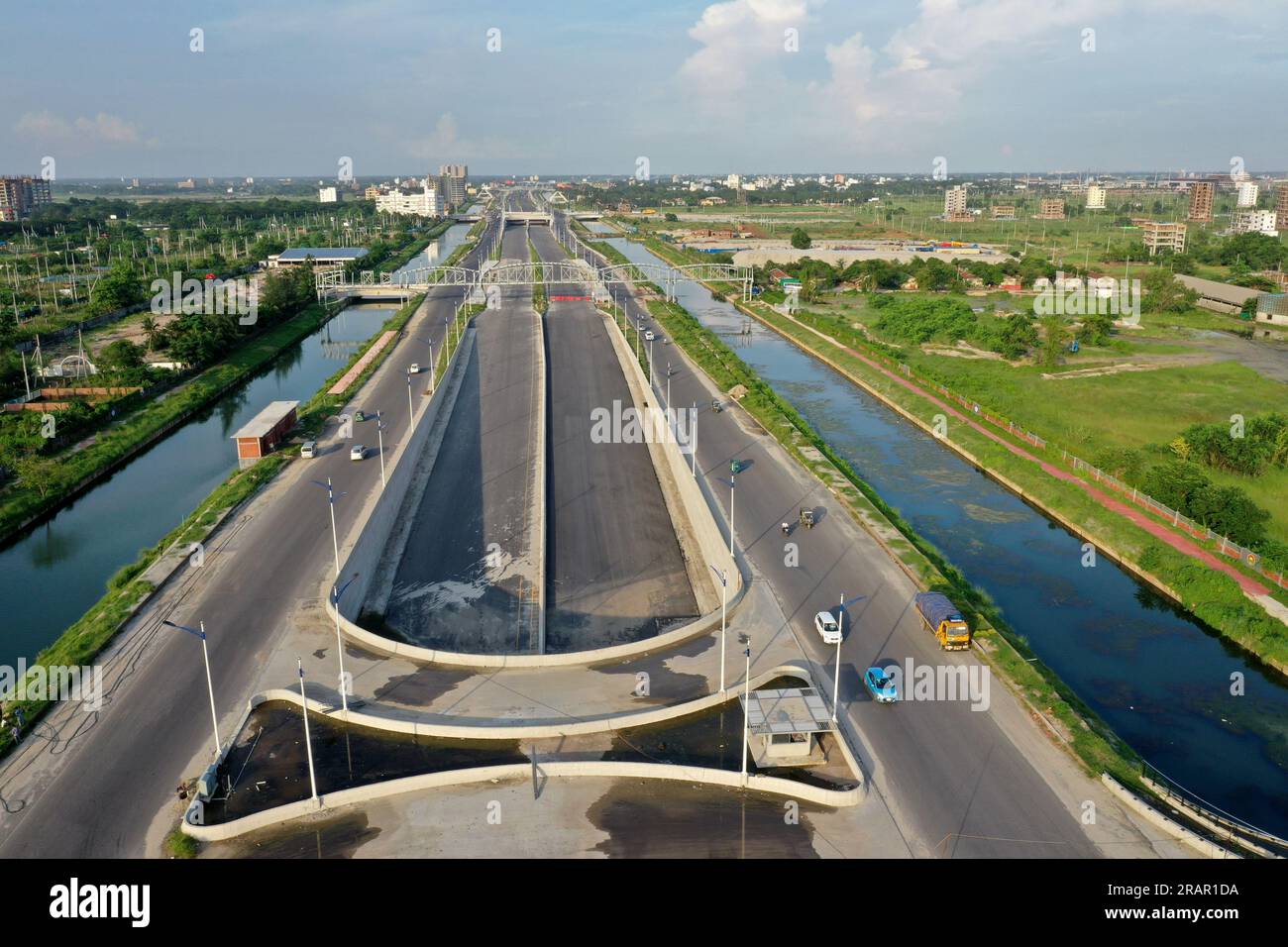 Dhaka, Bangladesh - 4 luglio 2023: La Purbachal Expressway (300 piedi di strada) è una superstrada lunga 12,5 chilometri e larga otto corsie a Dhaka, Banglade Foto Stock