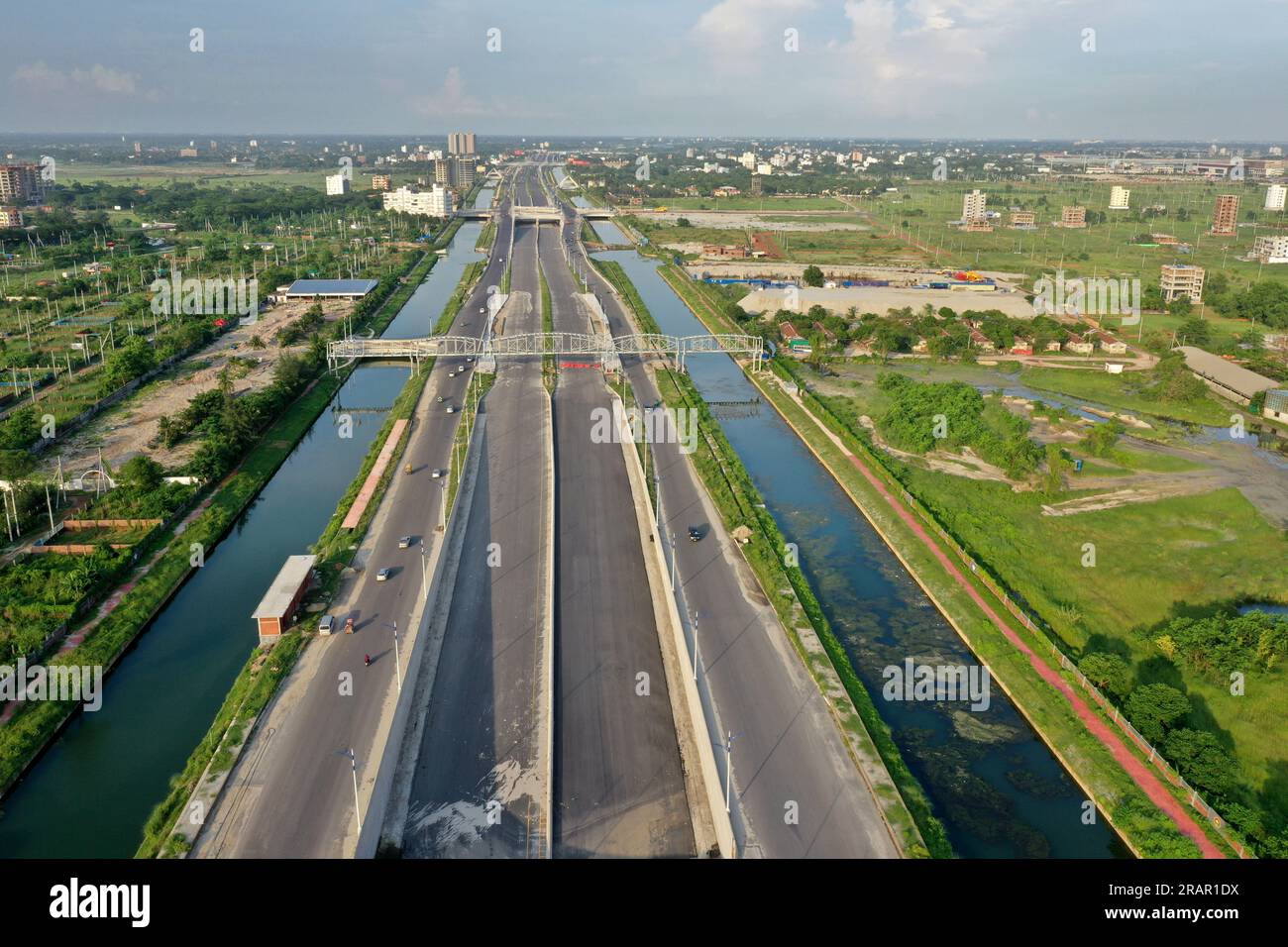 Dhaka, Bangladesh - 4 luglio 2023: La Purbachal Expressway (300 piedi di strada) è una superstrada lunga 12,5 chilometri e larga otto corsie a Dhaka, Banglade Foto Stock