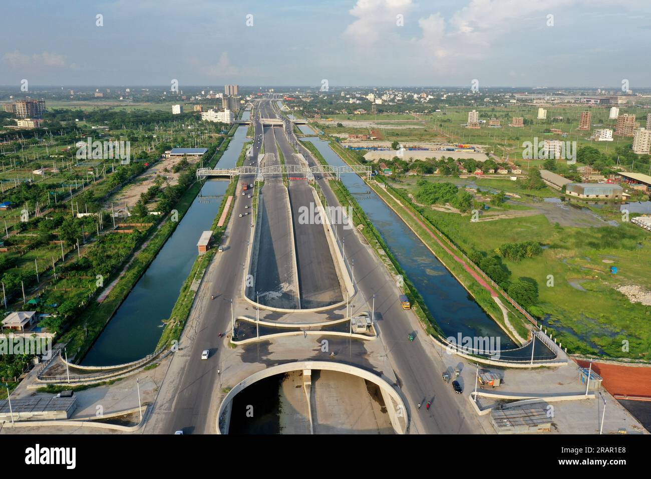 Dhaka, Bangladesh - 4 luglio 2023: La Purbachal Expressway (300 piedi di strada) è una superstrada lunga 12,5 chilometri e larga otto corsie a Dhaka, Banglade Foto Stock