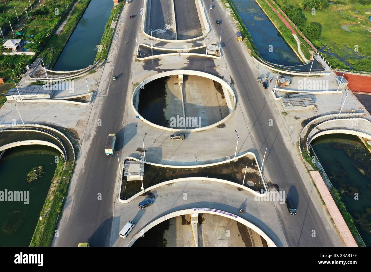 Dhaka, Bangladesh - 4 luglio 2023: La Purbachal Expressway (300 piedi di strada) è una superstrada lunga 12,5 chilometri e larga otto corsie a Dhaka, Banglade Foto Stock