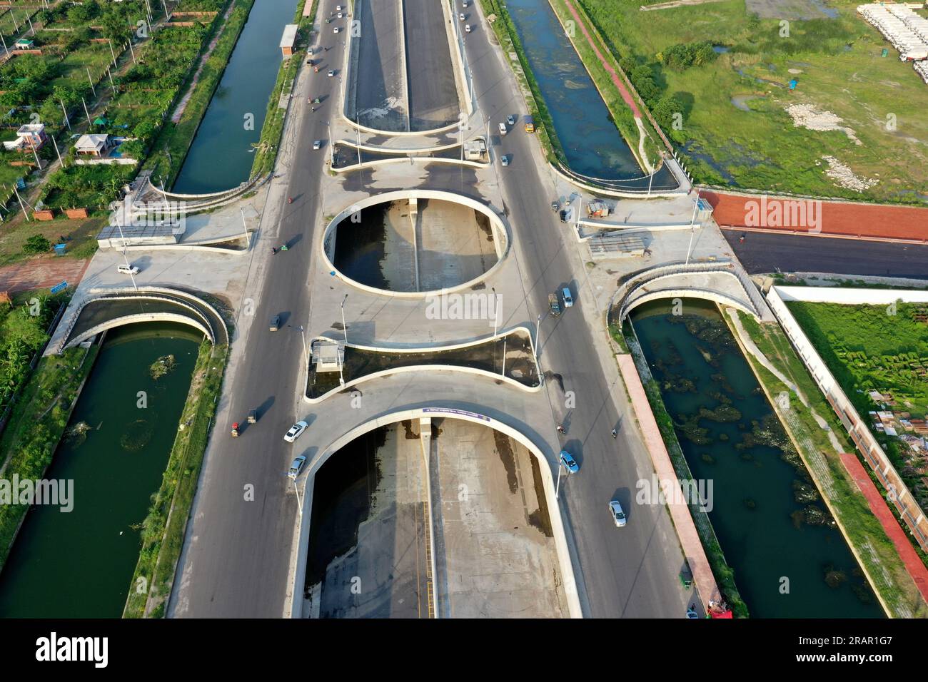 Dhaka, Bangladesh - 4 luglio 2023: La Purbachal Expressway (300 piedi di strada) è una superstrada lunga 12,5 chilometri e larga otto corsie a Dhaka, Banglade Foto Stock