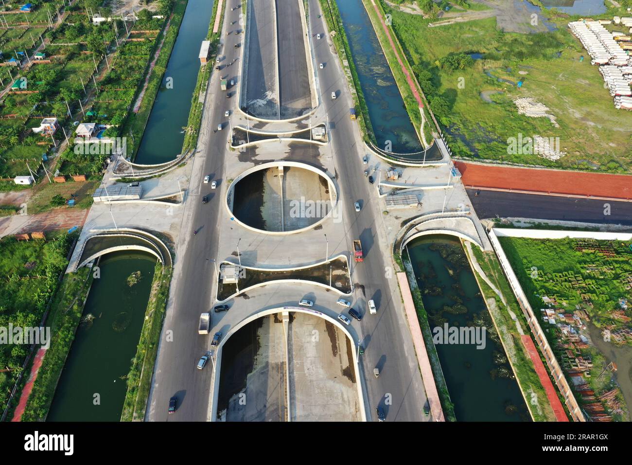 Dhaka, Bangladesh - 4 luglio 2023: La Purbachal Expressway (300 piedi di strada) è una superstrada lunga 12,5 chilometri e larga otto corsie a Dhaka, Banglade Foto Stock