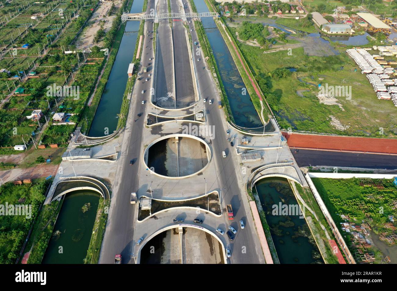Dhaka, Bangladesh - 4 luglio 2023: La Purbachal Expressway (300 piedi di strada) è una superstrada lunga 12,5 chilometri e larga otto corsie a Dhaka, Banglade Foto Stock