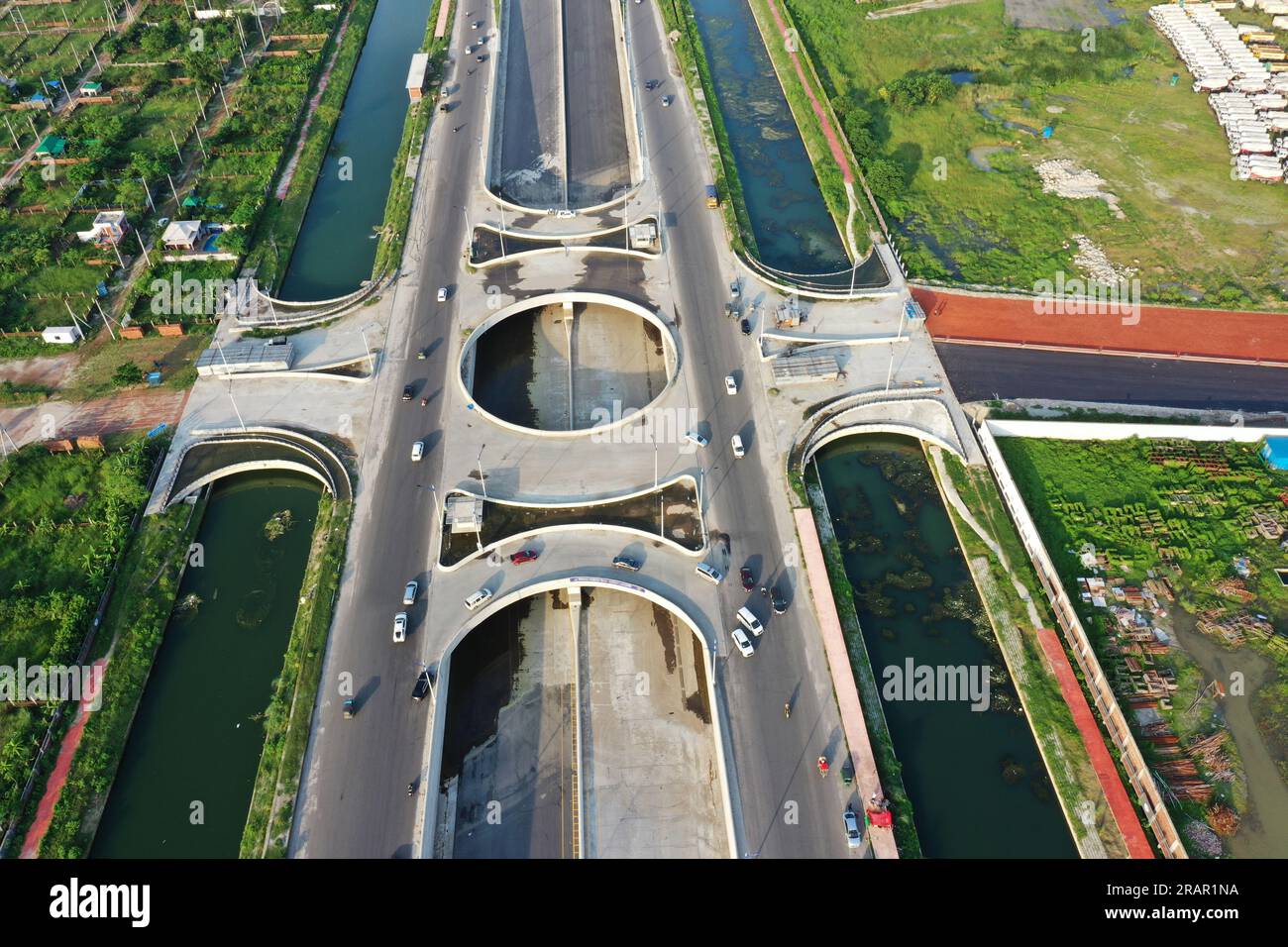 Dhaka, Bangladesh - 4 luglio 2023: La Purbachal Expressway (300 piedi di strada) è una superstrada lunga 12,5 chilometri e larga otto corsie a Dhaka, Banglade Foto Stock