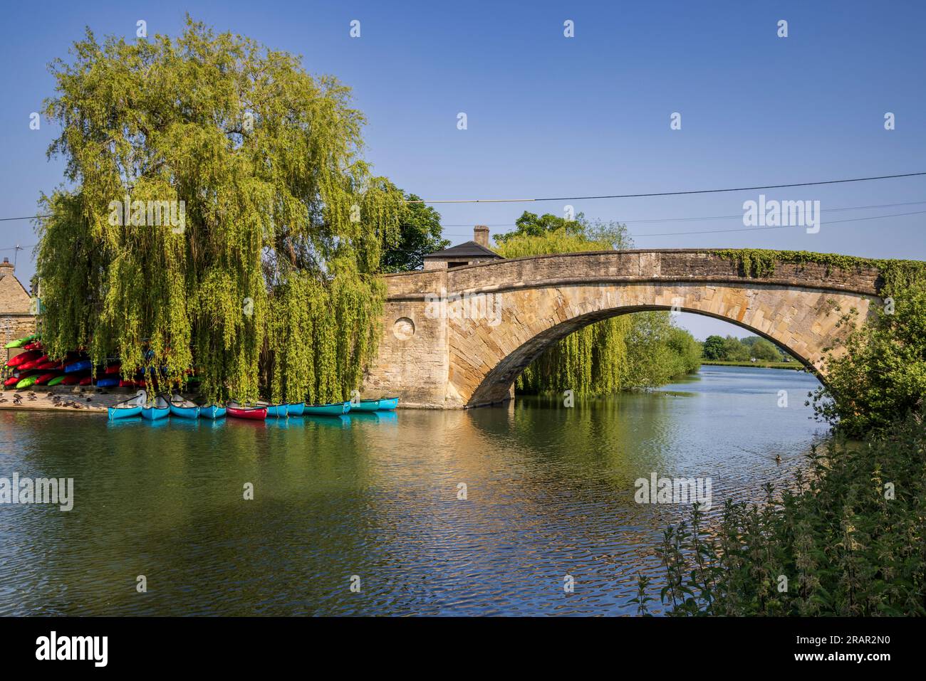 Il Ponte Ha'penny sul Tamigi a Lechlade-on-Thames, Gloucestershire, Inghilterra Foto Stock