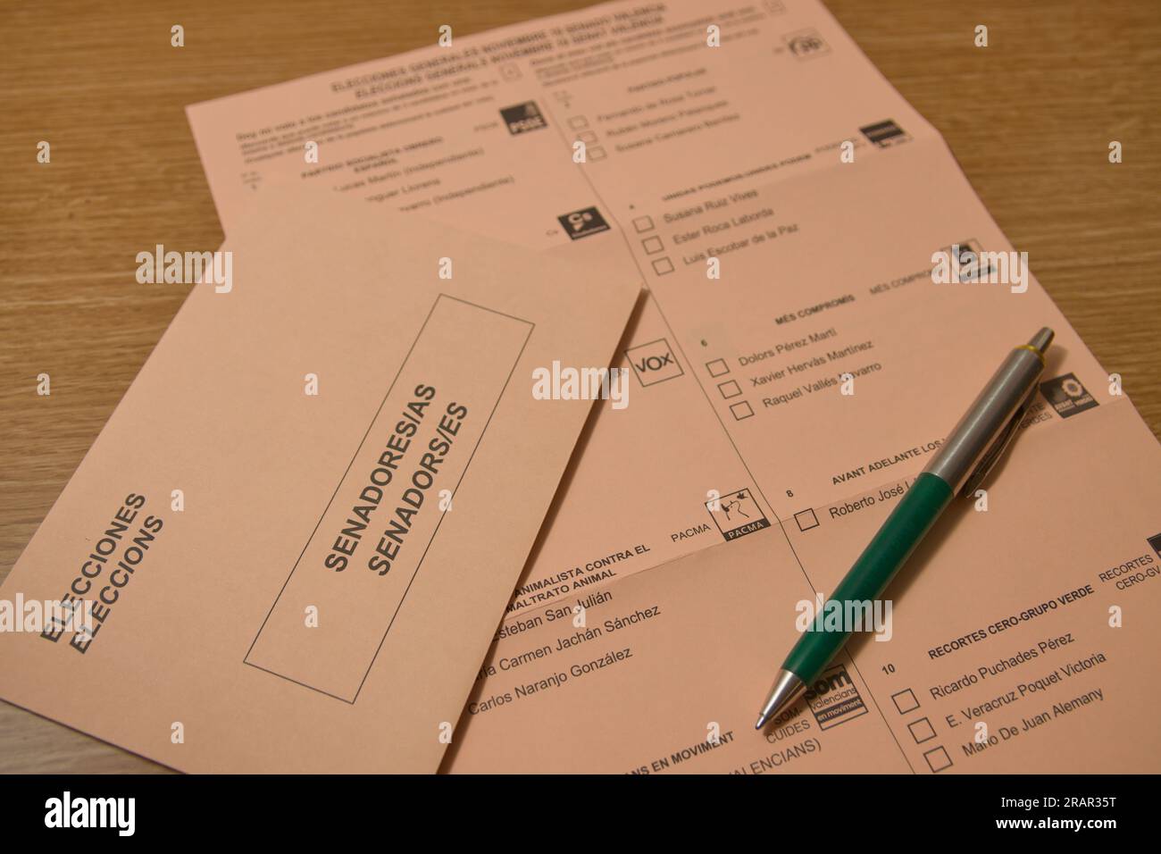Scrutinio di colore seppia per l'elezione dei senatori nelle corti spagnole insieme a una penna e una busta per il voto Foto Stock Scrutinio di colore seppia per l'elezione dei senatori nelle corti spagnole insieme a una penna e una busta per il voto Foto Stock