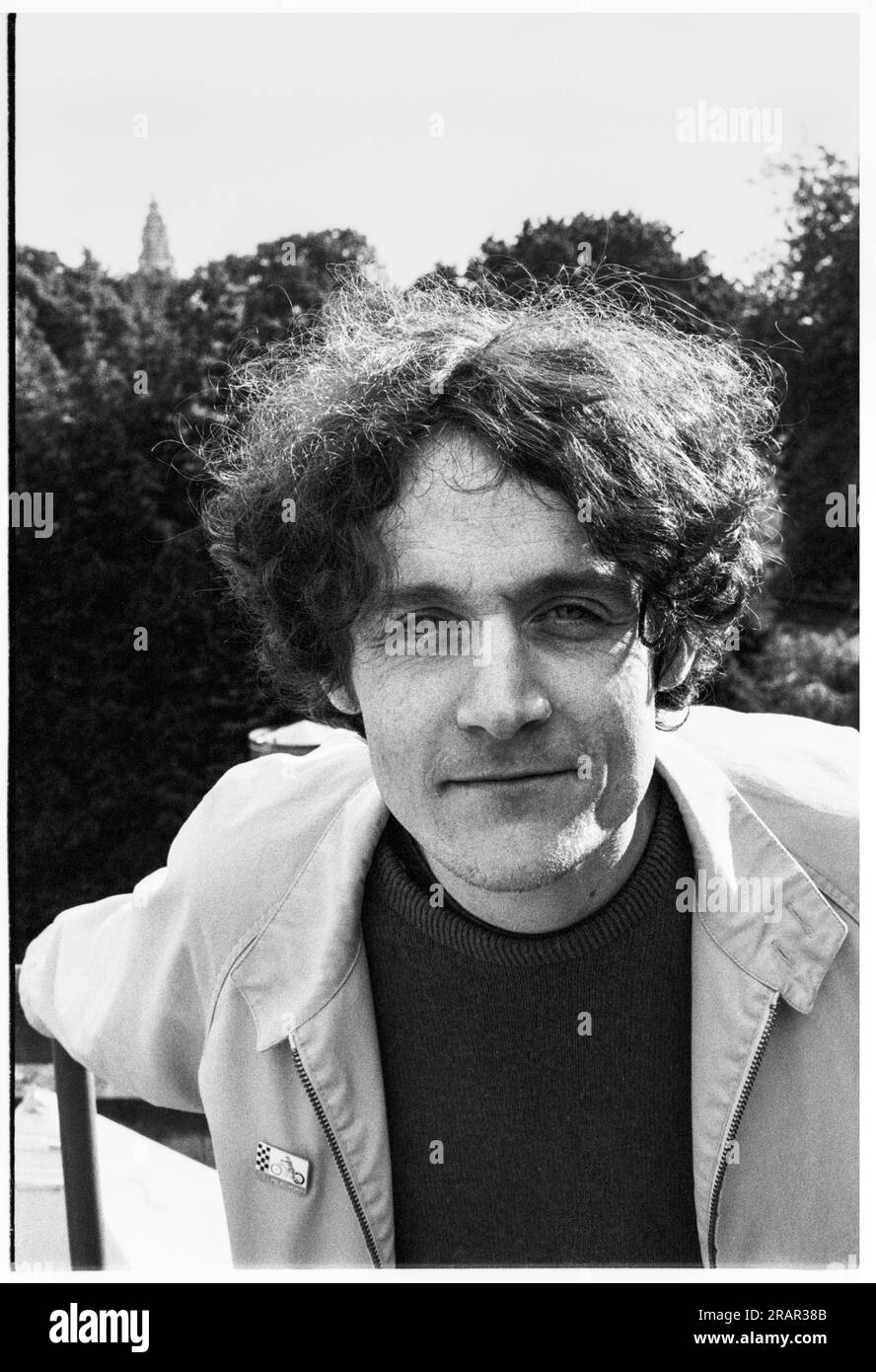 TEENAGE FANCLUB, GERARD LOVE, PORTRAIT, 1995: Gerard Love from Teenage Fanclub fotografato sul tetto dell'Unione studenti della Cardiff University il 20 maggio 1995. Fotografia: Rob Watkins. INFO: Teenage Fanclub è un gruppo musicale alternative rock scozzese formatosi nel 1989, noto per le loro chitarre jangly, le voci armoniche e il suono melodico power-pop. La loro musica mescola elementi dell'indie rock e del pop classico, con album notevoli come Bandwagonesque e Songs from Northern Britain. Foto Stock