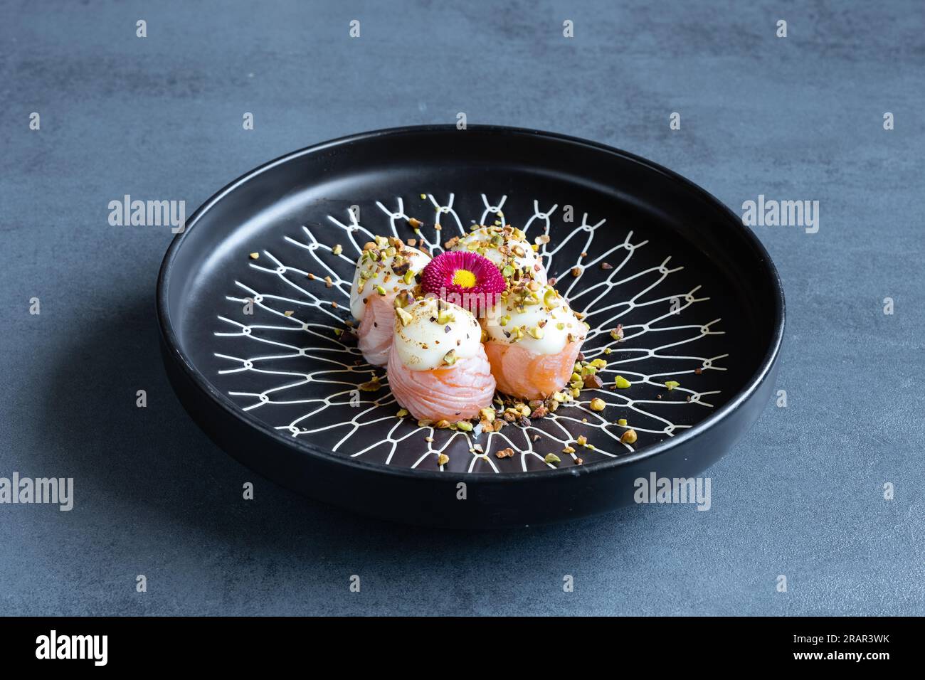 Ristorante sushi, vista di un piatto giapponese, Gunkan con decorazione. Foto Stock