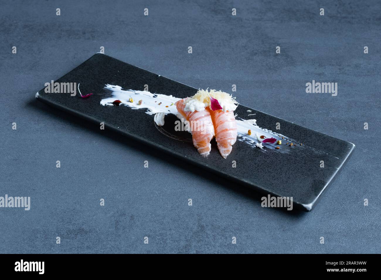 Ristorante sushi, vista di un piatto giapponese, Nigiri con salsa. Foto Stock