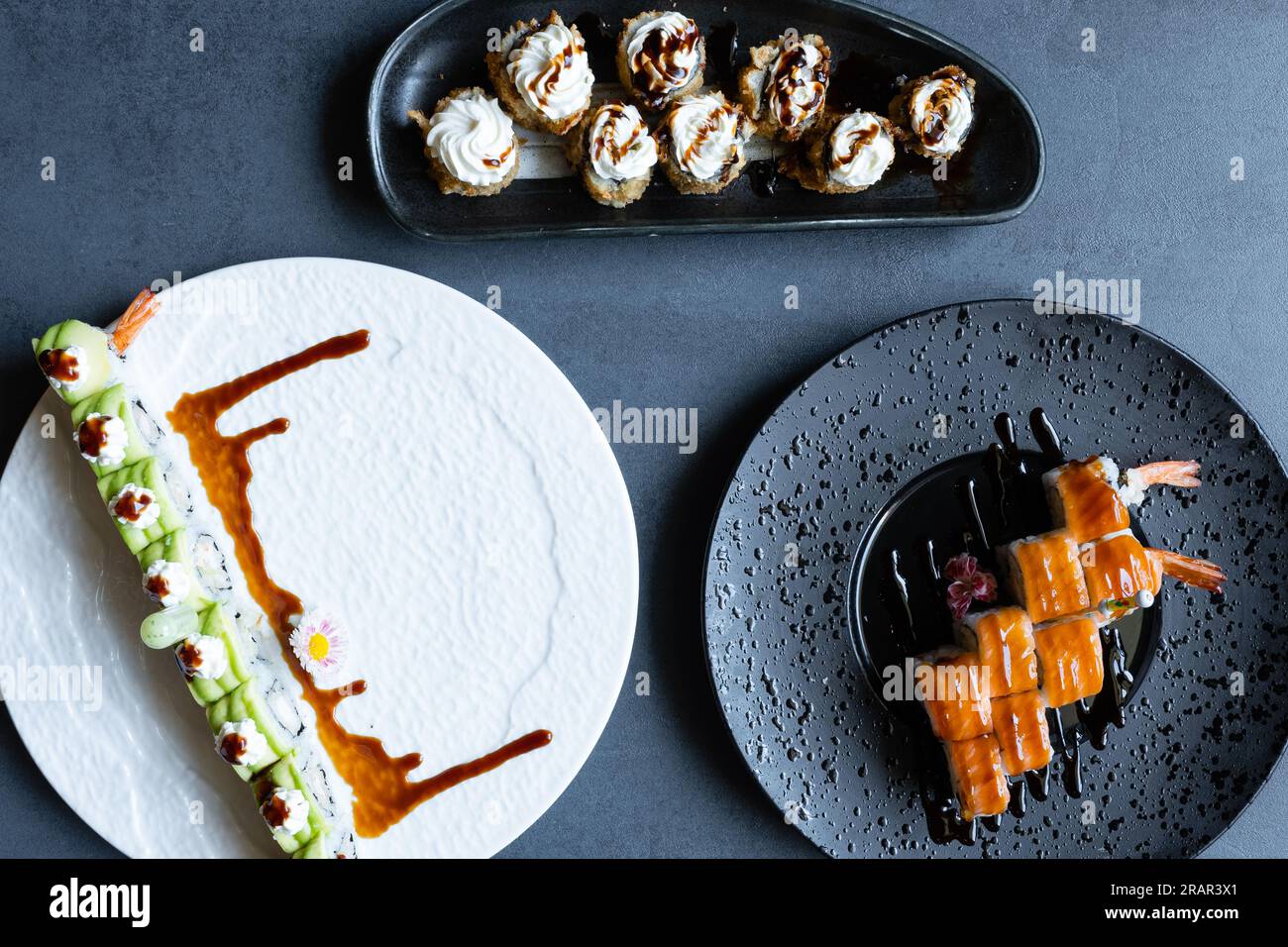 Ristorante sushi, vista dall'alto di un mix di piatti giapponesi. Foto Stock