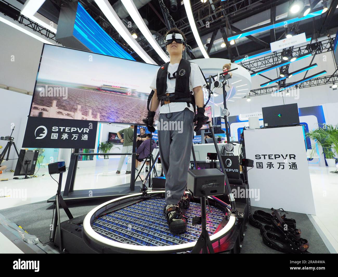 PECHINO, CINA - 5 LUGLIO 2023 - i visitatori sperimentano il sistema "Meta-Universe Arbitrary Gate" alla mostra a tema boutique di 2023 Global Digital Foto Stock