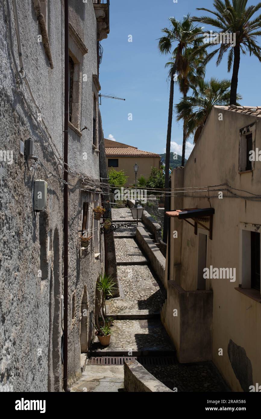 Strade secondarie acciottolate nel centro storico, Amantea, Calabria, Italia Foto Stock