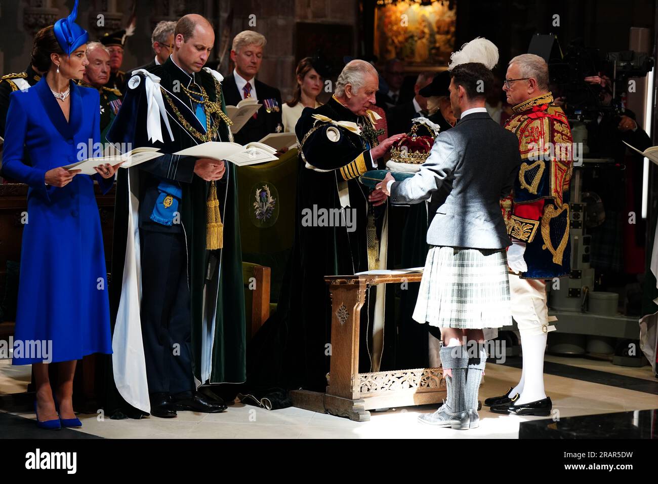 (Da sinistra a destra) la Principessa di Galles, conosciuta come la Duchessa di Rothesay mentre in Scozia, il Principe di Galles, conosciuto come il Duca di Rothesay mentre in Scozia, Visto come re Carlo III è presentato con la Corona di Scozia durante il servizio nazionale del Ringraziamento e della dedica per re Carlo e la regina Camilla, e la presentazione delle onorificenze di Scozia, nella Cattedrale di St Giles, Edimburgo. Data foto: Mercoledì 5 luglio 2023. Foto Stock