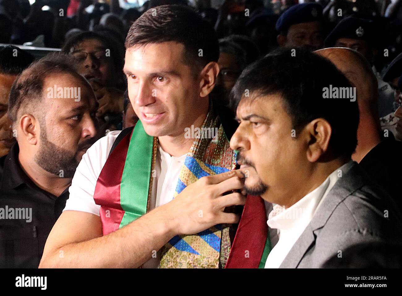 Il portiere argentino Emiliano Martinez, vincitore della Coppa del mondo, arriva all'aeroporto internazionale Netaji Subhas Chandra Bose di Calcutta, India, il 3 luglio 2023. (Foto di Dipa Chakraborty/Pacific Press/Sipa USA) Foto Stock