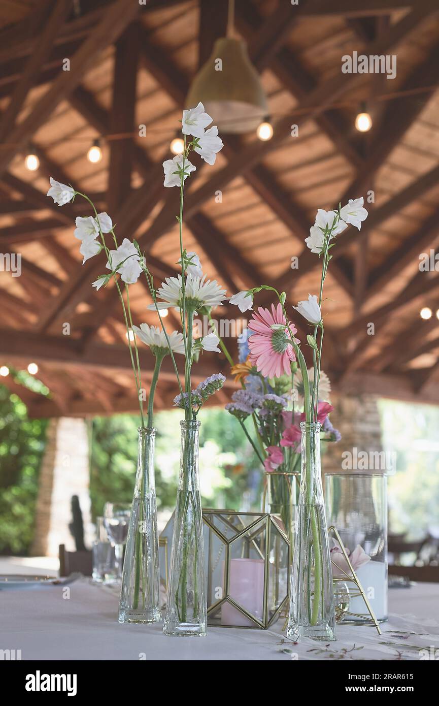 Floristica. Decorazione floreale del matrimonio in colori pastello. Molti fiori in vasi e vasi diversi Foto Stock