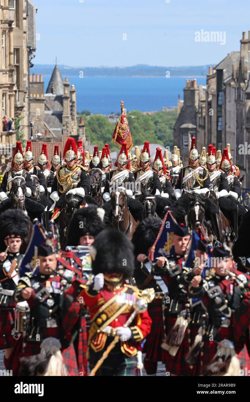 La Guardia reale della Household Cavalry procederà lungo il Royal Mile sulla strada per il servizio nazionale del Ringraziamento e della dedica per re Carlo III e la regina Camilla, e la presentazione delle onorificenze di Scozia nella Cattedrale di St Giles. Data foto: Mercoledì 5 luglio 2023. Foto Stock