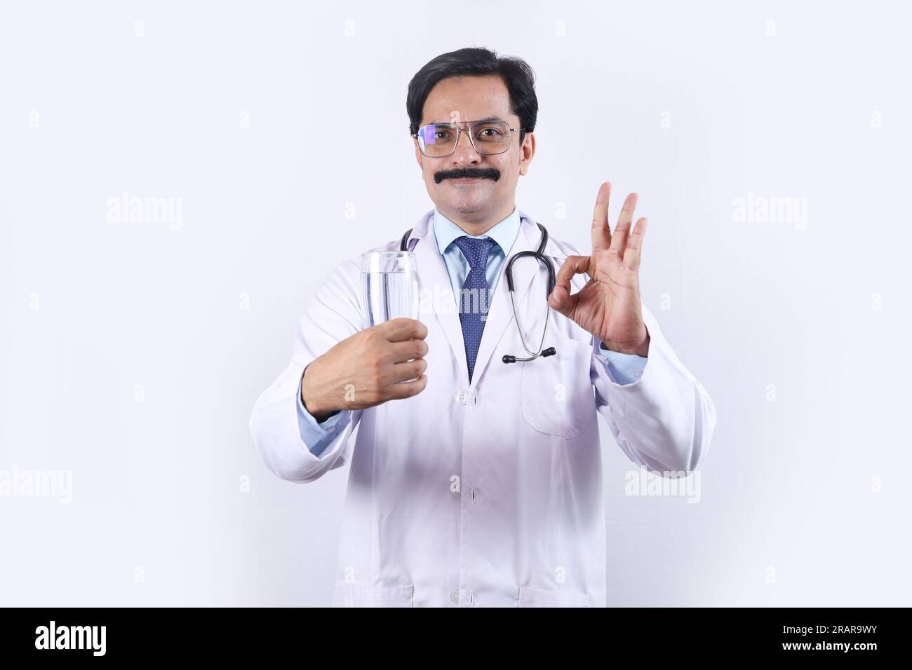 Medico raccomanda diete nutrizionali e bevande per una migliore salute. Foto Stock