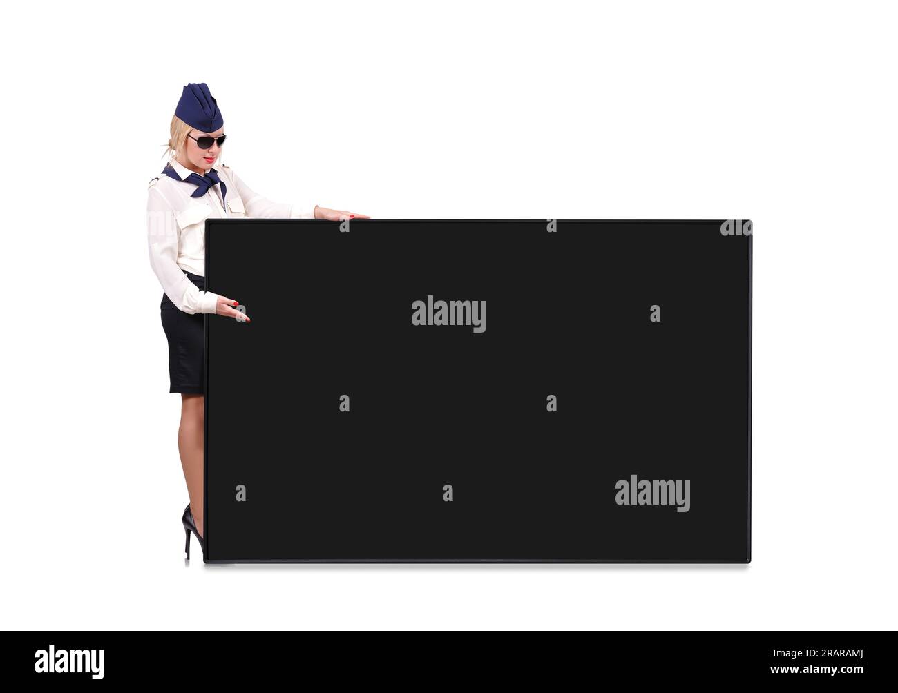 Assistente di volo che tiene una grande lavagna su sfondo bianco Foto Stock