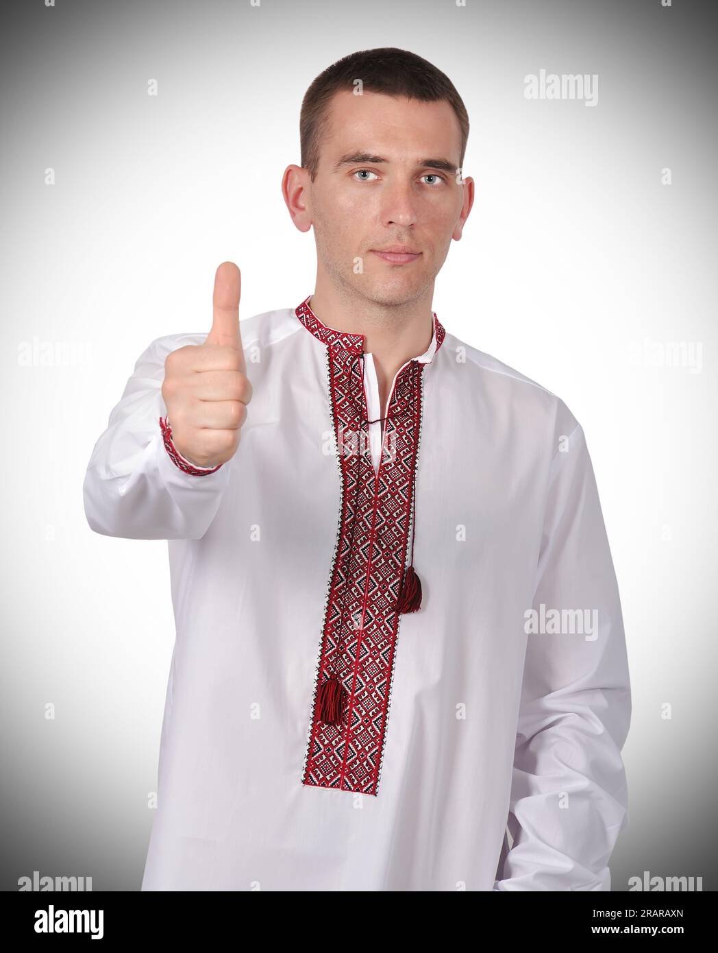 Uomo in camicia ricamata Ucraina con pollice in alto Foto Stock