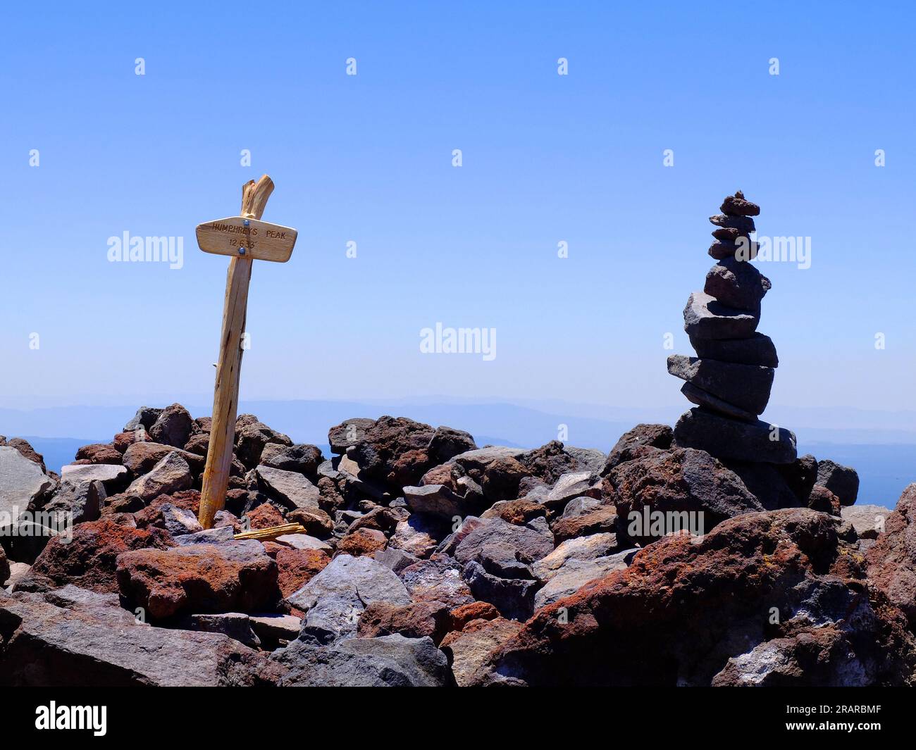 Cartello di elevazione in legno in cima all'Humphrey's Peak come punto più alto dell'Arizona Foto Stock