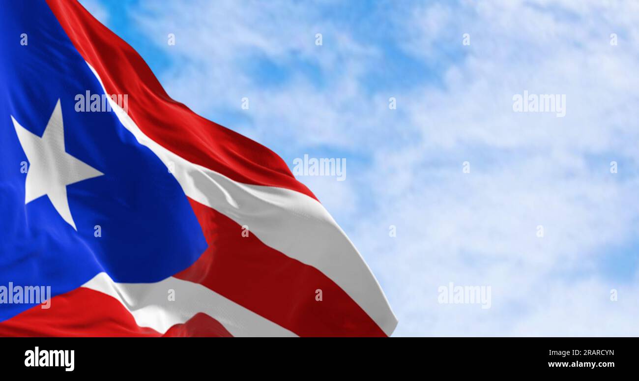 Bandiera di Porto Rico che sventola nel vento in una giornata limpida. Porto Rico è un'isola caraibica e territorio non incorporato degli Stati Uniti. 3d illustr Foto Stock