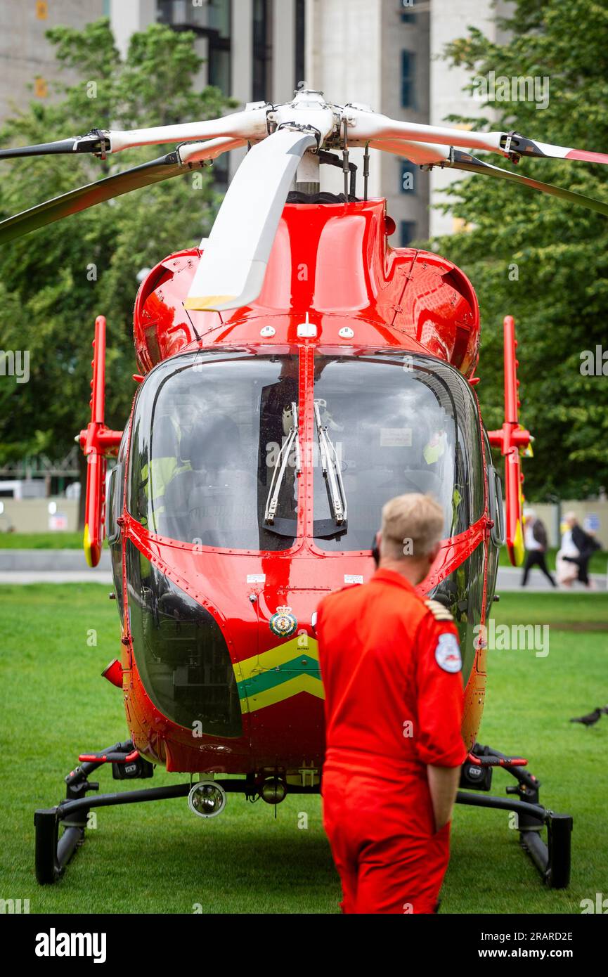 Londra, Regno Unito. 5 luglio 2023. Un'ambulanza aerea e' atterrata nei Jubilee Gardens vicino al London Eye. Una squadra di emergenza per i traumi è stata trasportata nella zona per assistere a un incidente medico che, secondo i piloti e la polizia, non è stato ritenuto grave. Crediti: Stephen Chung / Alamy Live News Foto Stock