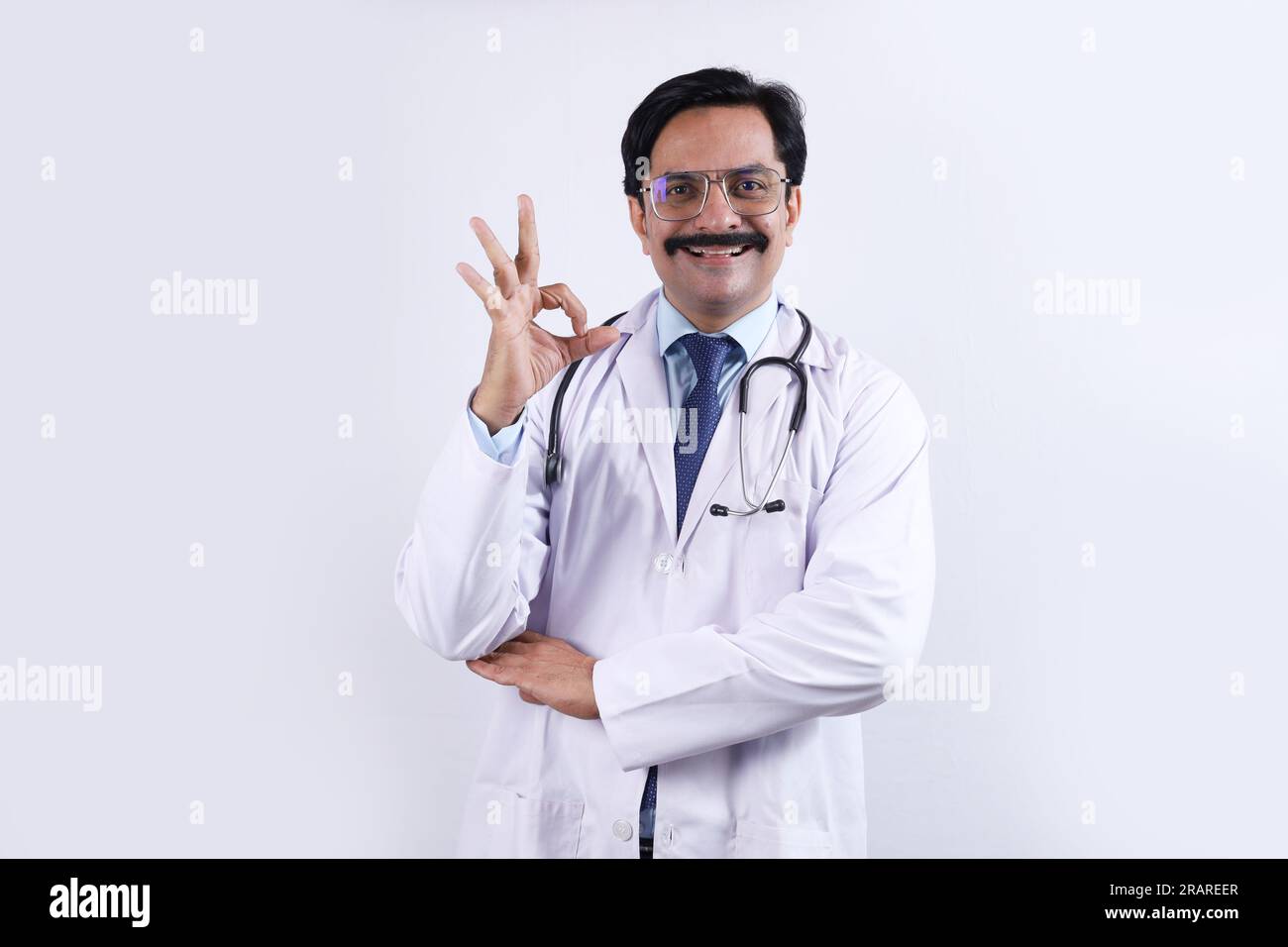 Ritratto di un felice medico indiano in uniforme con stetoscopio e specifiche. Stetoscopio. Dottore in baffi. Medico e sanitario. Foto Stock