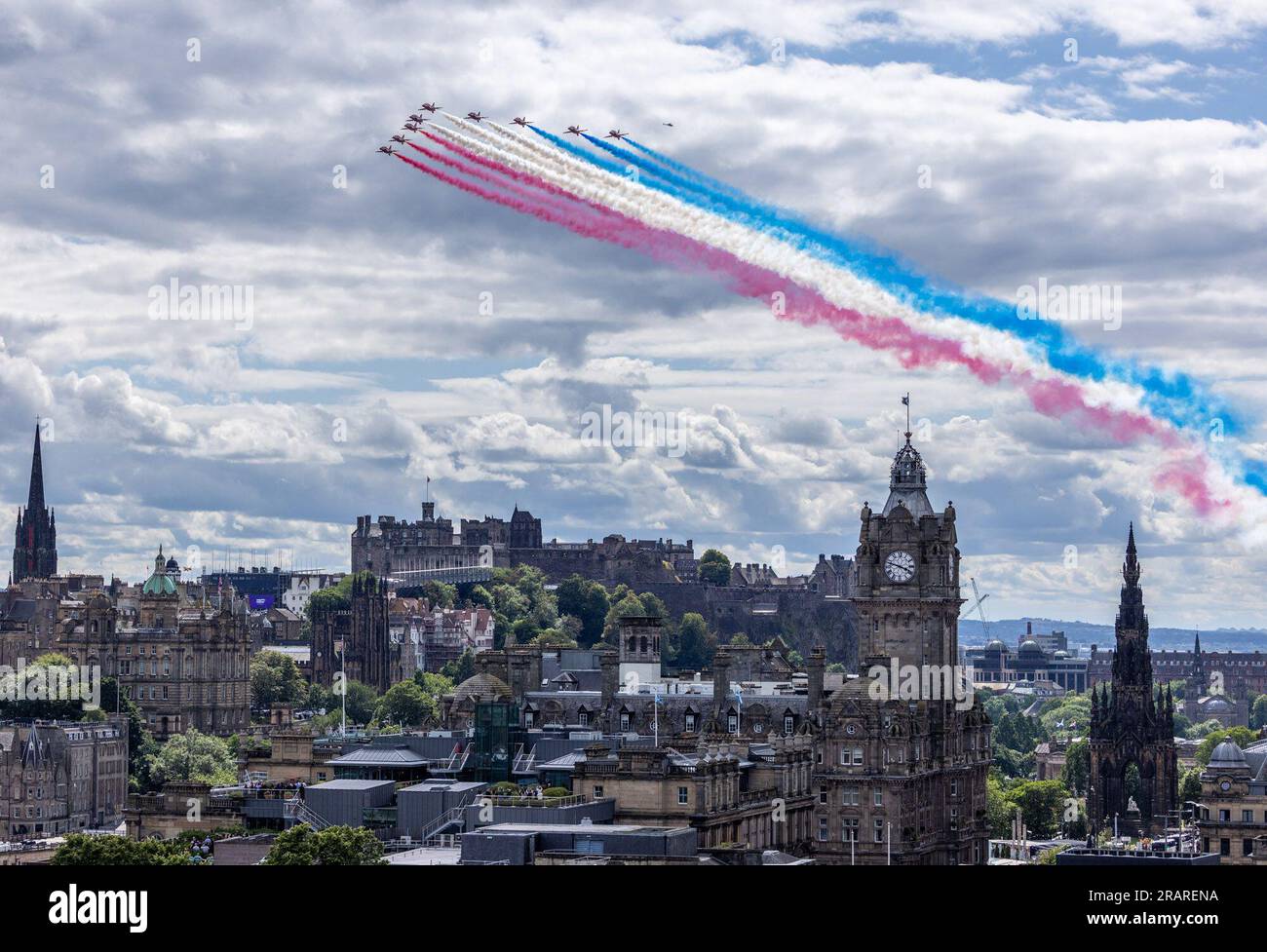 Edimburgo, Regno Unito. 5 luglio 2023 nella foto: La squadra di esibizione delle frecce rosse vola sopra il Castello di Edimburgo come parte degli eventi per celebrare l'incoronazione di re Carlo III e della regina Camilla. Crediti: Rich Dyson/Alamy Live News Foto Stock