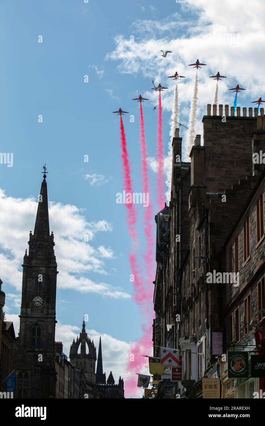Edimburgo, Scozia, 5 luglio 2023. Le frecce rosse volano sopra la Royal Mile High Street mentre la Scozia segna l'incoronazione reale di sua Maestà re Carlo III, a Edimburgo, in Scozia, il 5 luglio 2023. Crediti fotografici: Jeremy Sutton-Hibbert/Alamy Live News Foto Stock