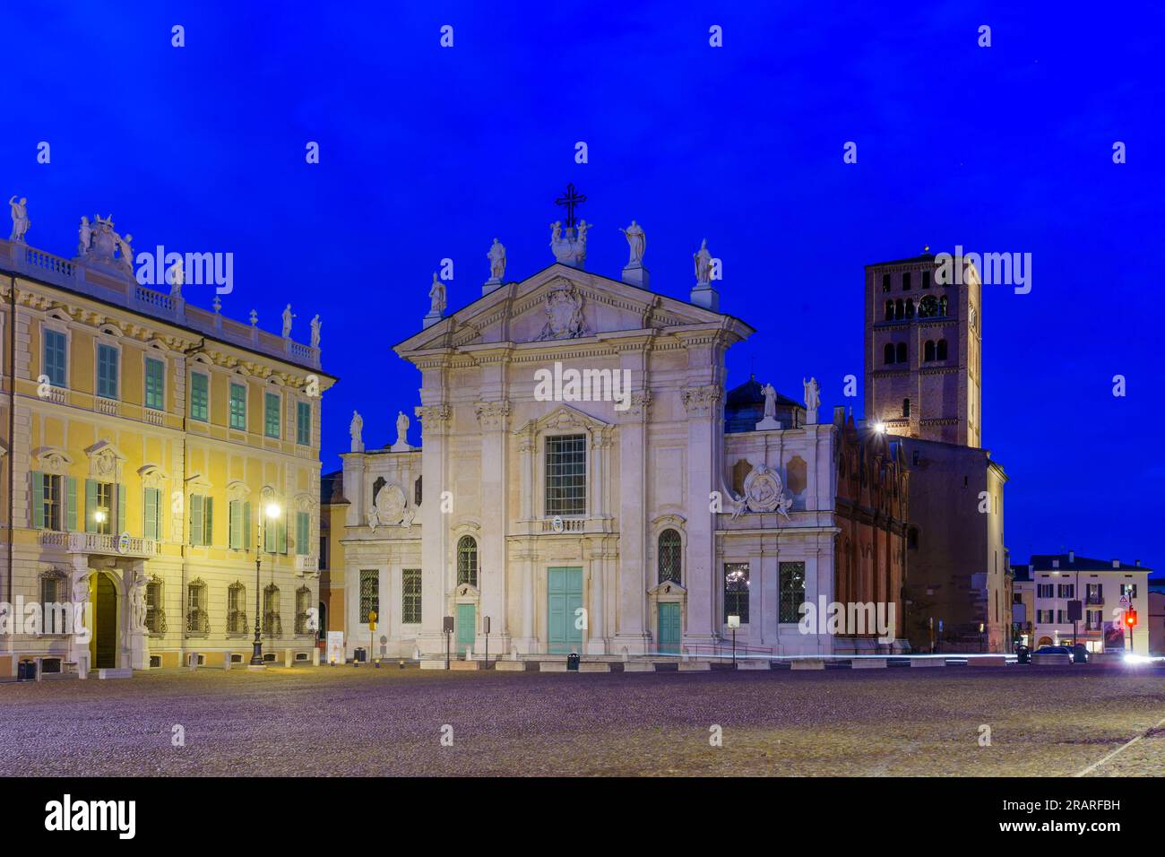 Mantova, Italia - 27 febbraio 2023: Vista serale di Piazza Sordello, con monumenti e aziende locali, locali e visitatori, a Mantova (Mantova) Foto Stock