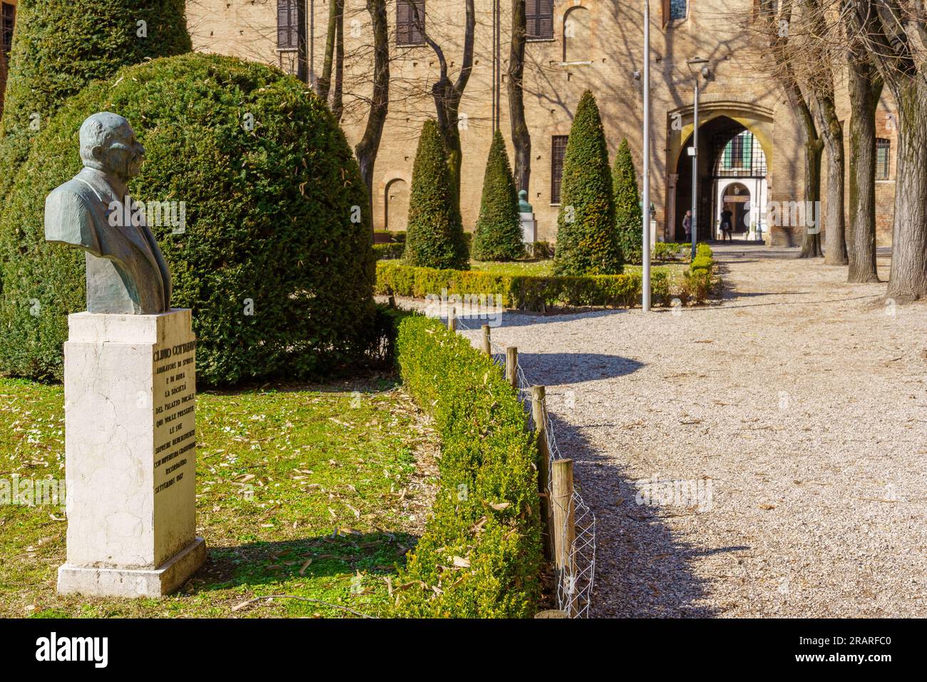 Mantova, Italia - 28 febbraio 2023: Vista sul giardino di Piazza Pallone (lega lombarda), con locali e visitatori, a Mantova (Mantova), Lombardia, NORTHE Foto Stock