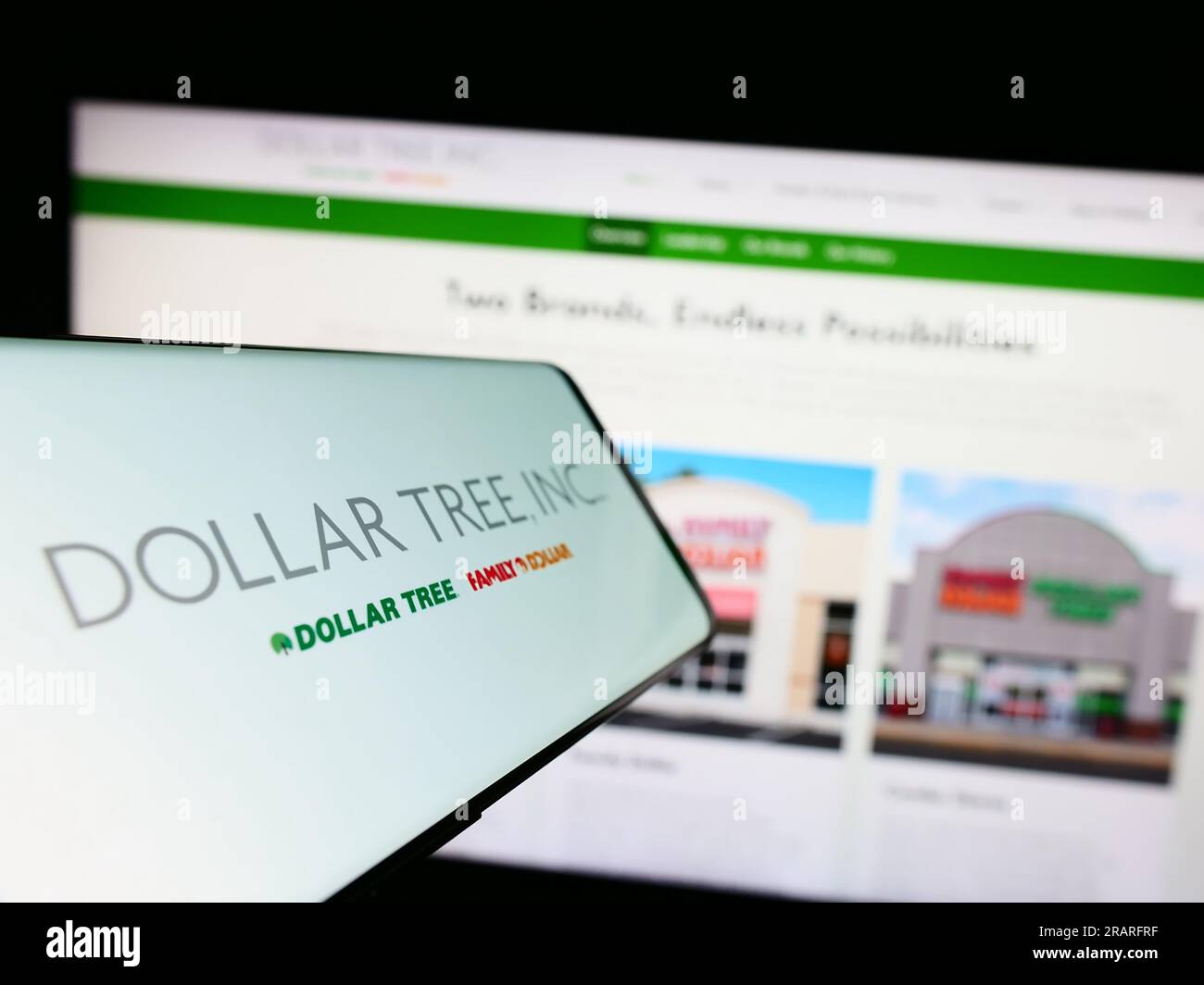 Smartphone con logo della società americana Dollar Tree Inc. Sullo schermo di fronte al sito Web. Concentrarsi sul centro del display del telefono. Foto Stock