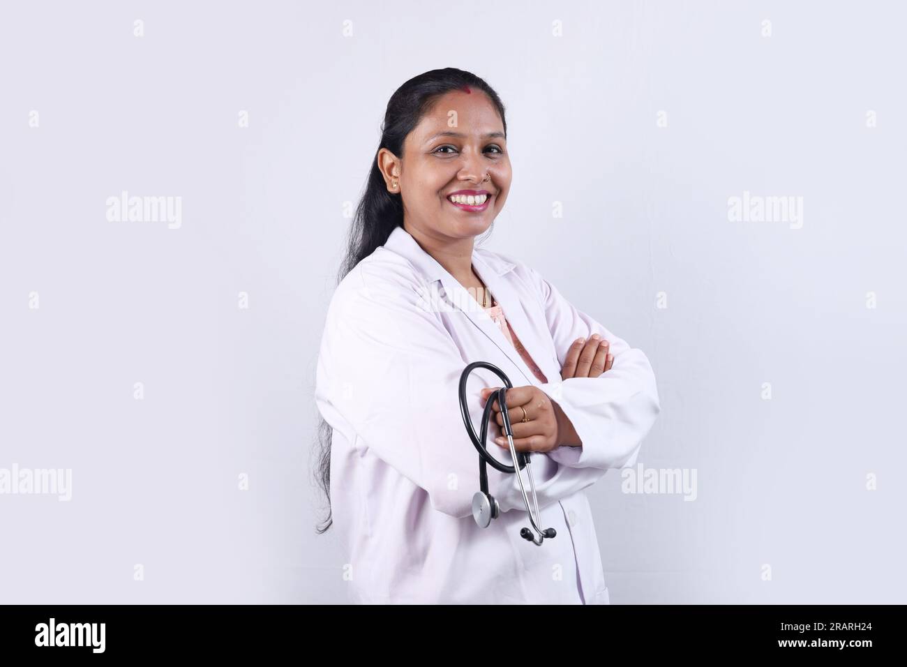 Ritratto di un felice medico indiano in uniforme con stetoscopio e specifiche. Stetoscopio. Dottore in baffi. Medico e sanitario. Foto Stock