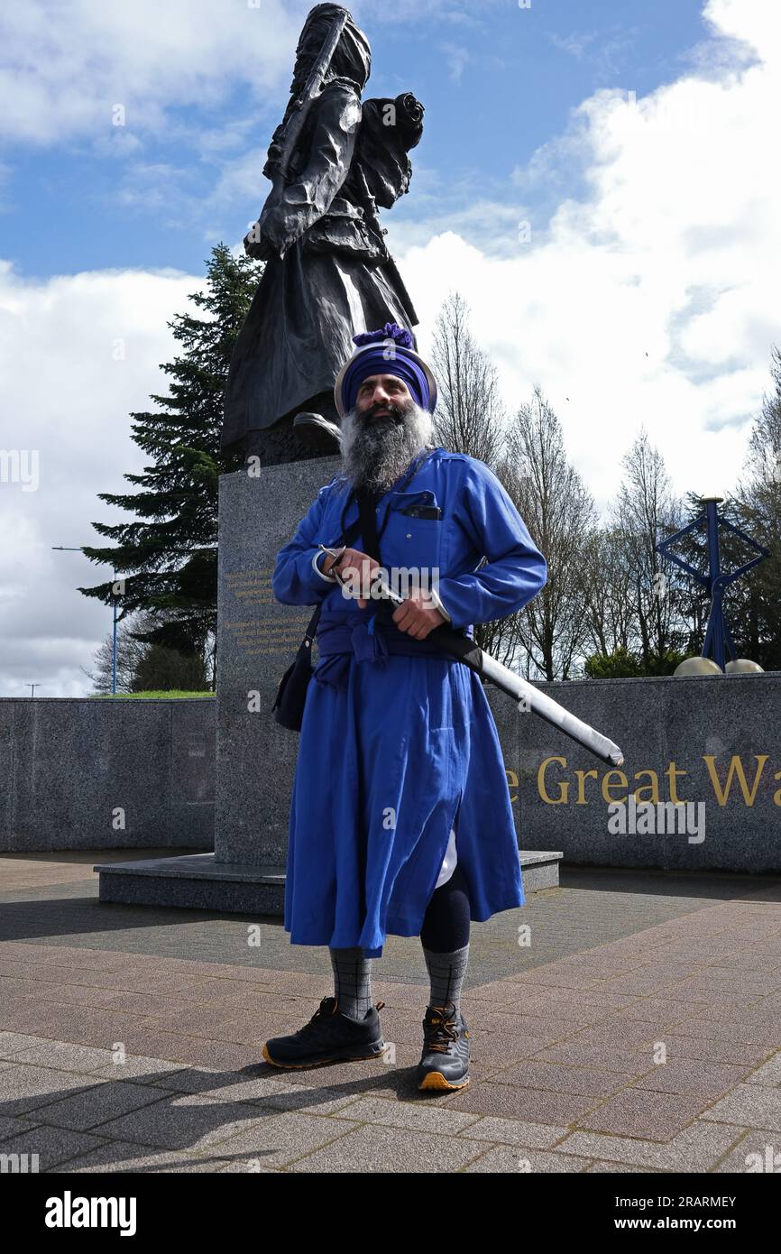 Indossa la sua spada cerimoniale tradizionale uomo sikh locale dai Lions della grande Guerra monumento a Smethwick vicino alla temperatura .Guru Nanak Gurdwara Sikh Foto Stock