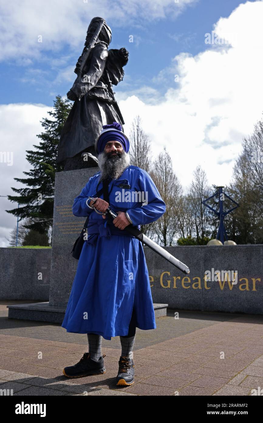 Indossa la sua spada cerimoniale tradizionale uomo sikh locale dai Lions della grande Guerra monumento a Smethwick vicino alla temperatura .Guru Nanak Gurdwara Sikh Foto Stock