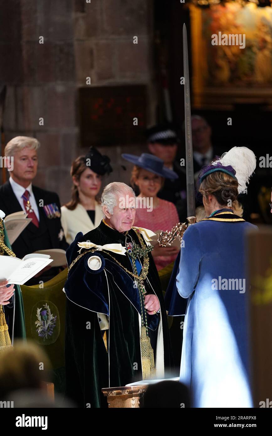 Il re Carlo III è presentato con la spada Elisabetta da Dame Katherine Grainger durante il servizio nazionale di ringraziamento e dedica per re Carlo III e la regina Camilla, e la presentazione delle onorificenze di Scozia, nella Cattedrale di St Giles, Edimburgo. Data foto: Mercoledì 5 luglio 2023. Foto Stock