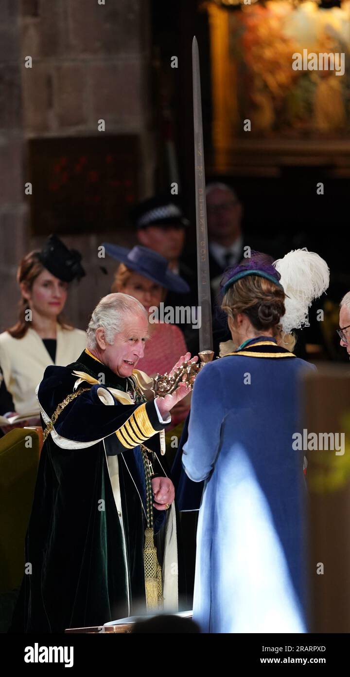 Il re Carlo III è presentato con la spada Elisabetta da Dame Katherine Grainger durante il servizio nazionale di ringraziamento e dedica per re Carlo III e la regina Camilla, e la presentazione delle onorificenze di Scozia, nella Cattedrale di St Giles, Edimburgo. Data foto: Mercoledì 5 luglio 2023. Foto Stock