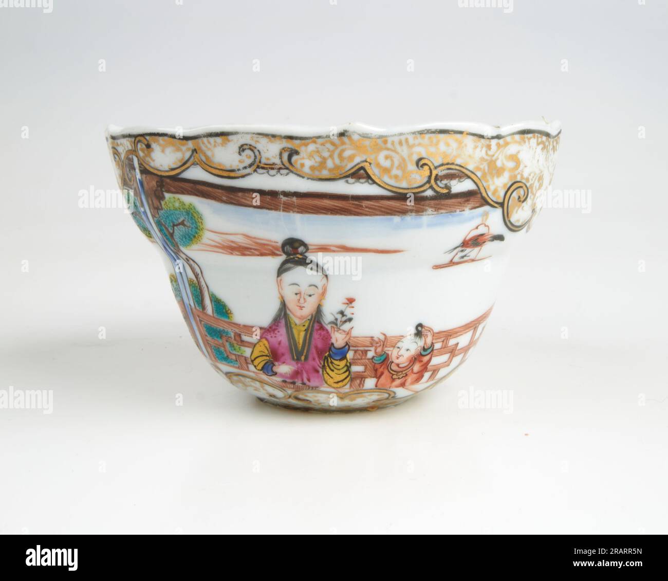 Antiquariato 18c. Tazza da tè in porcellana cinese Famille Rose Foto Stock